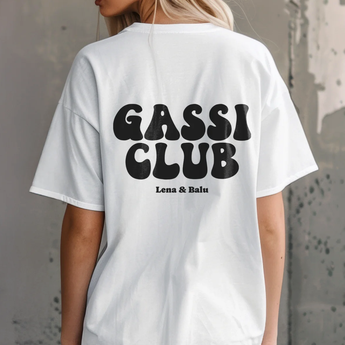 Camiseta blanca con el texto negro "GASSI CLUB" y los nombres "Lena & Balu" en la espalda.