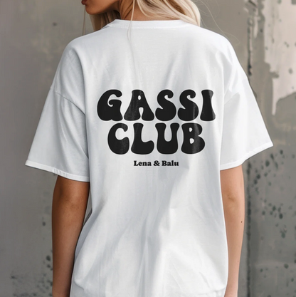 Camiseta blanca con el texto negro "GASSI CLUB" y los nombres "Lena & Balu" en la espalda.