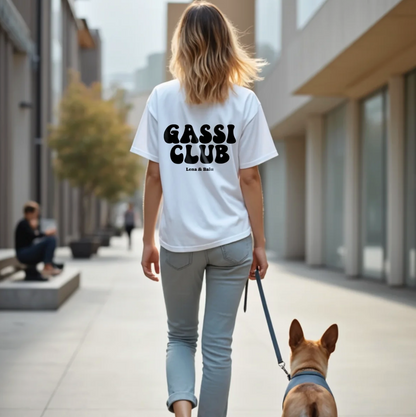 Camiseta blanca con el texto negro "Gassi CLUB" y "Lena & Balu" en la espalda, persona con perro.