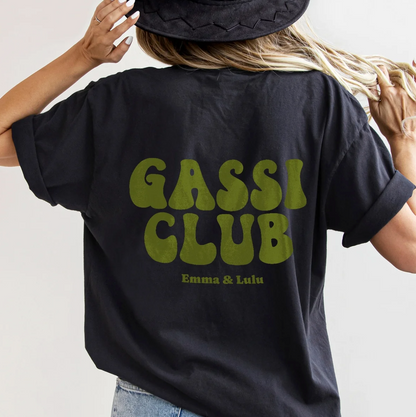 Camiseta negra con el texto verde "Gassi Club" y nombres personalizados en la espalda.