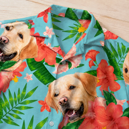 Camisa hawaiana personalizada con motivos de perros, estampado floral colorido sobre fondo turquesa.