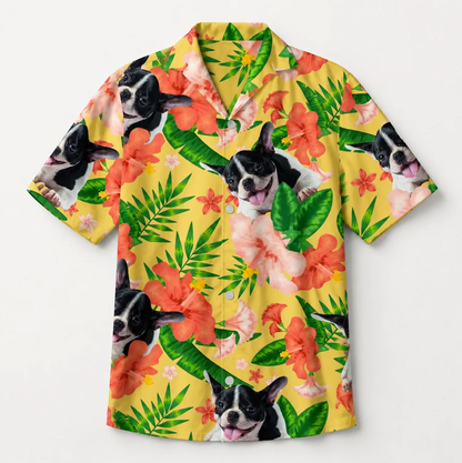 Camisa hawaiana personalizada con colorido estampado de flores y perros sobre fondo amarillo.