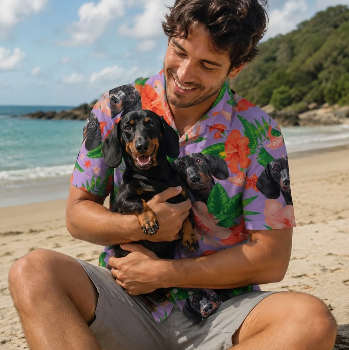 Hombre sosteniendo un perro con una camisa hawaiana personalizada de estampado colorido en la playa.