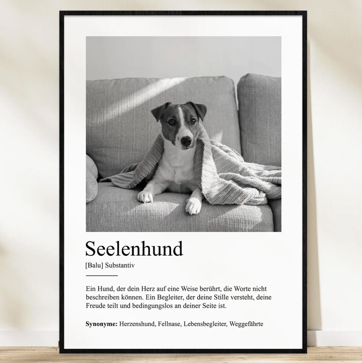 Póster personalizable con el texto "Seelenhund" y un perro en un sofá. Diseño en blanco y negro.