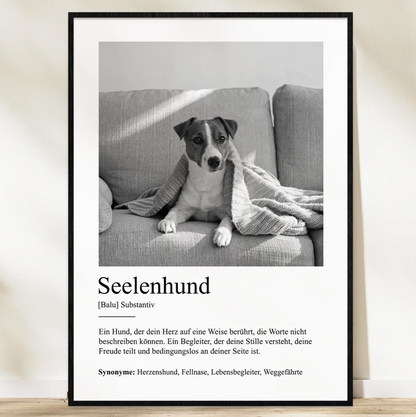 Póster personalizable con el texto "Seelenhund" y un perro en un sofá. Diseño en blanco y negro.