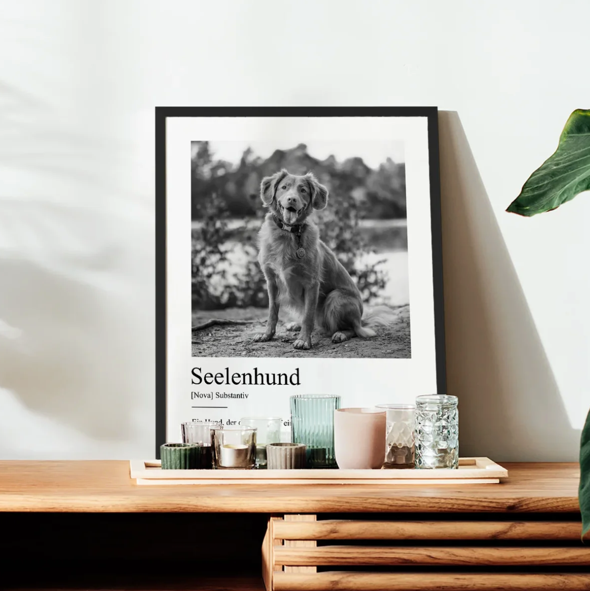 Póster en blanco y negro con foto de perro, el texto "Seelenhund" y definición, en un marco negro.