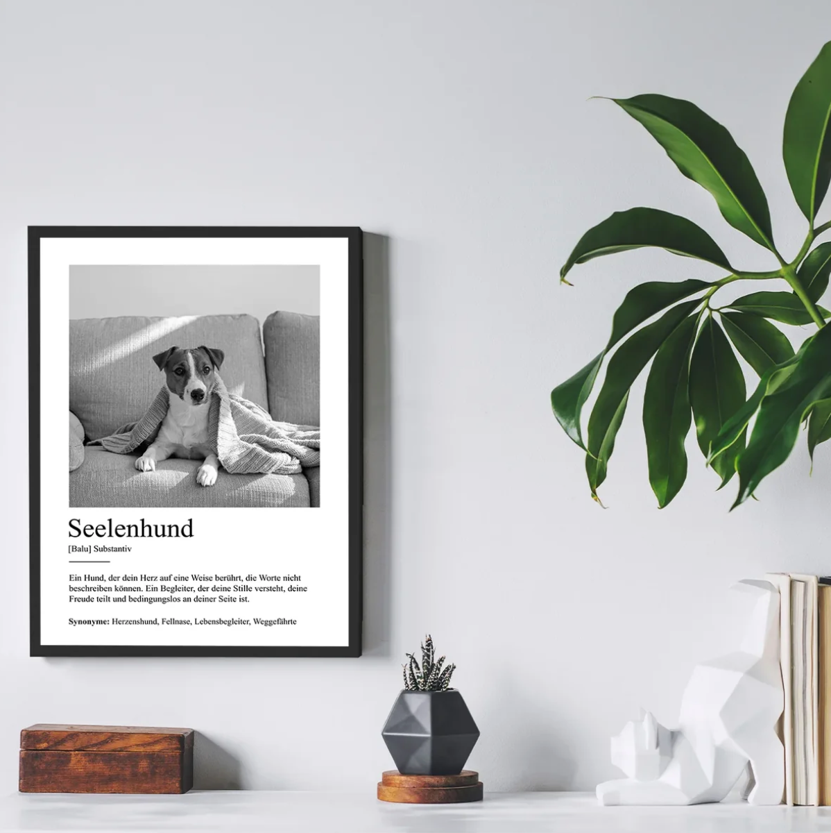 Decoración de pared personalizada con la palabra "Seelenhund", diseño en blanco y negro, perro en un sofá.