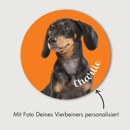 Pegatina de coche redonda con foto de perro, fondo naranja y texto personalizado "Charlie".