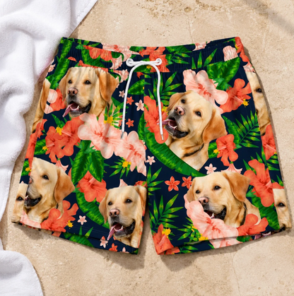 Bañador personalizado con colorido motivo de perros y flores sobre fondo oscuro.