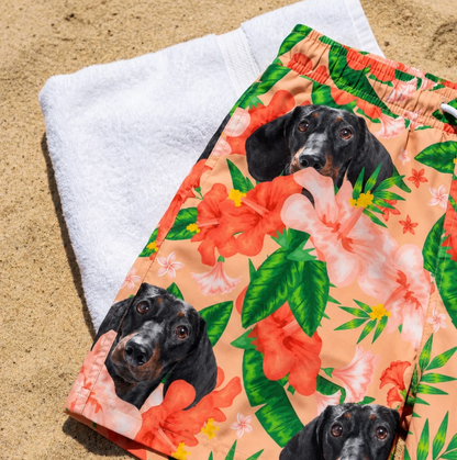 Bañador personalizado con motivos florales y estampado de perro sobre la arena de la playa.