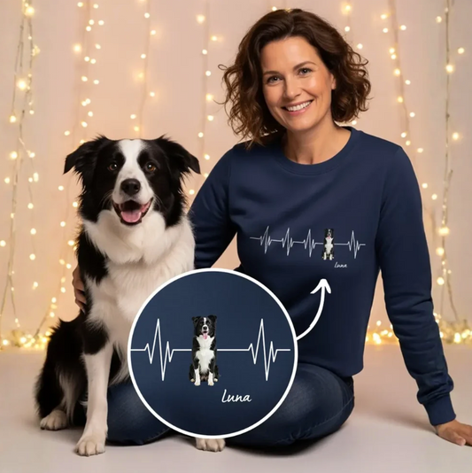 Sudadera azul oscuro personalizada con motivo de latido y estampado de perro. Modelo sentada con un perro.