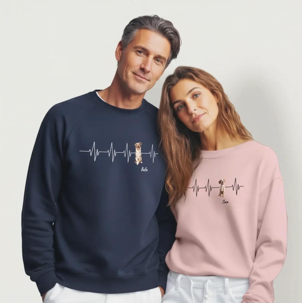 Dos sudaderas personalizadas en azul oscuro y rosa con diseño de latido y motivos de perros.