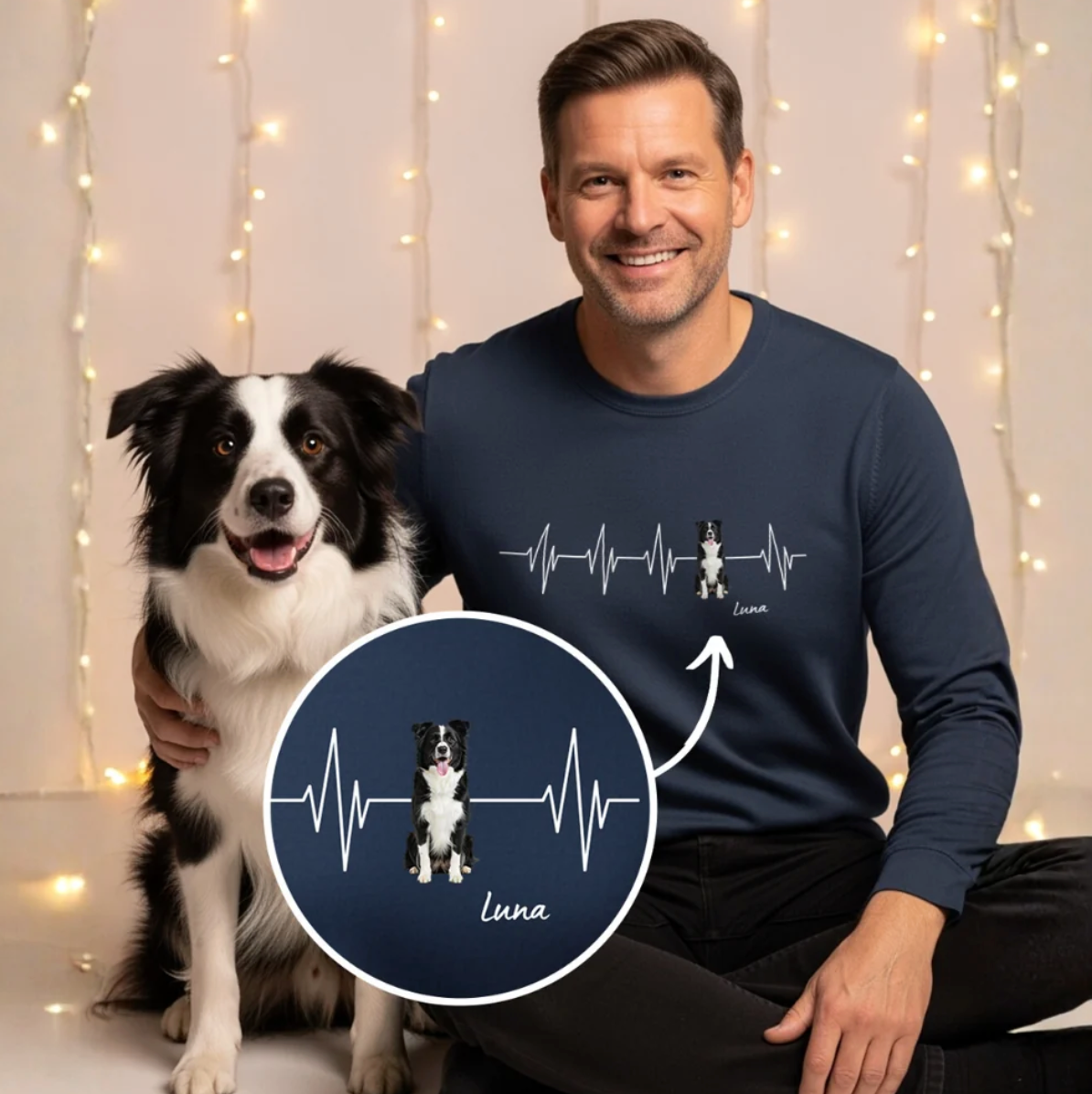 Sudadera azul oscuro con diseño de latido personalizado y foto de perro. Modelo sentado junto a un perro.