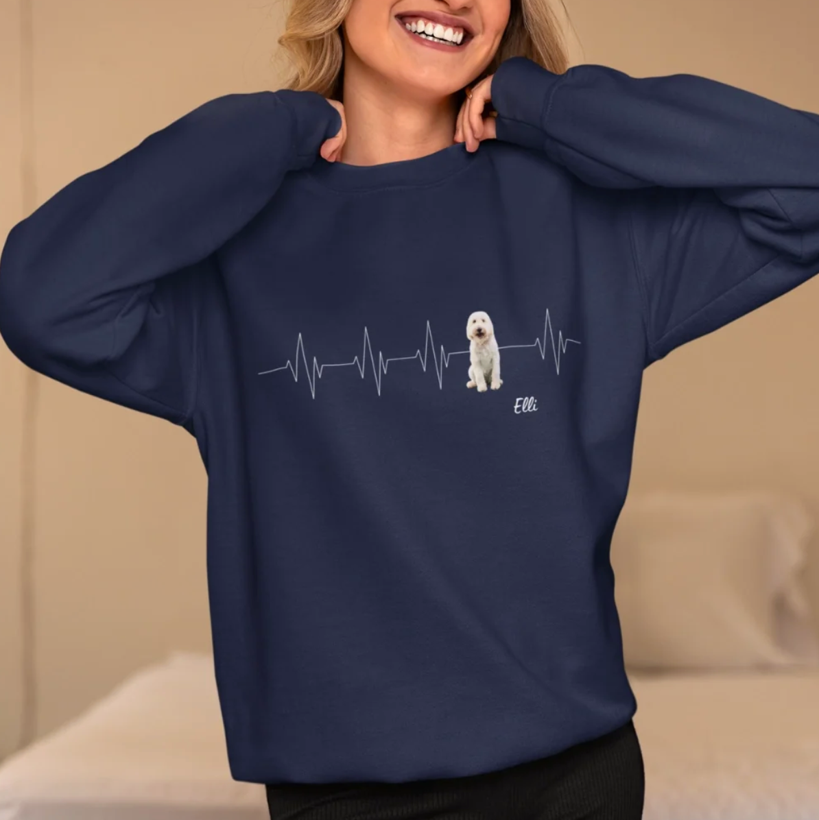 Sudadera azul con patrón de latido e ilustración de perro.