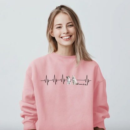 Sudadera rosa con motivo de latido e ilustraciones de animales. La mujer sonríe.