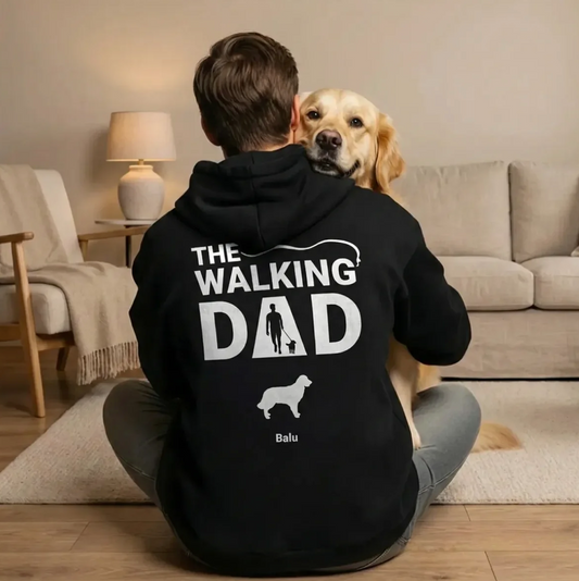 Persona sentada con un perro en el regazo, con sudadera negra con el texto "The Walking Dad".