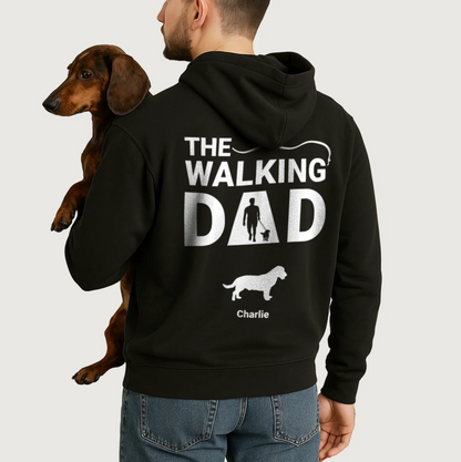 Sudadera con capucha negra con impresión personalizada "The Walking Dad" y motivos de perros. La lleva un hombre con un perro.