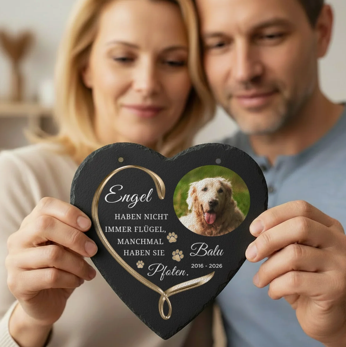Decoración de corazón de pizarra personalizada con texto grabado y foto de perro.