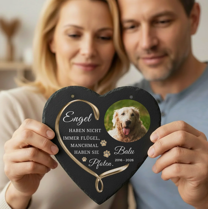 Decoración de corazón de pizarra personalizada con texto grabado y foto de perro.