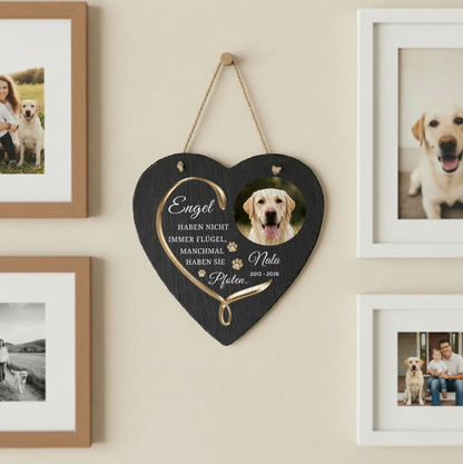 Corazón de pizarra personalizado con fondo negro y foto de un perro.