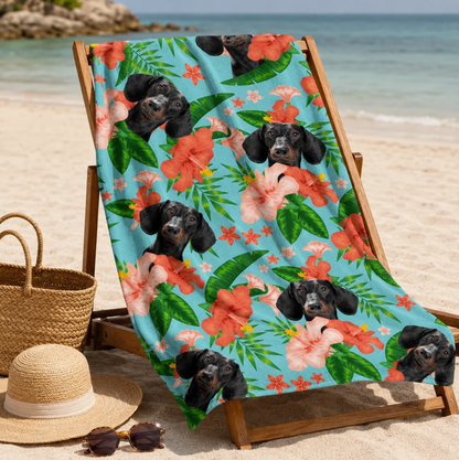 Toalla de playa personalizada con estampado floral colorido y foto de perro sobre fondo azul claro.
