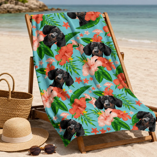 Toalla de playa personalizada con estampado floral colorido y foto de perro sobre fondo azul claro.