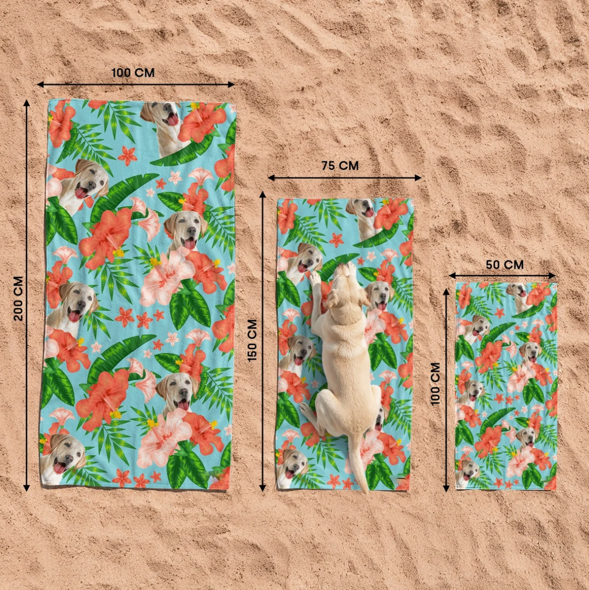 Tres toallas de playa personalizadas con motivo de perro y flores de colores sobre la arena.