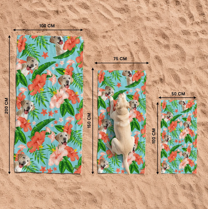 Tres toallas de playa personalizadas con motivo de perro y flores de colores sobre la arena.