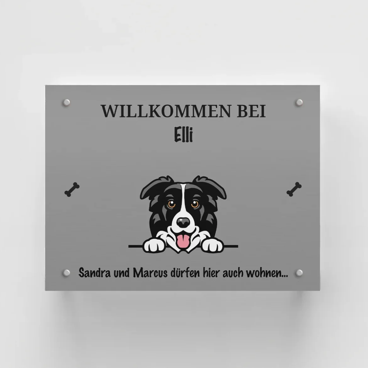 Cartel de puerta personalizable gris con motivo de perro, nombres y texto de bienvenida.
