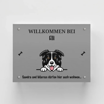 Cartel de puerta personalizable gris con motivo de perro, nombres y texto de bienvenida.