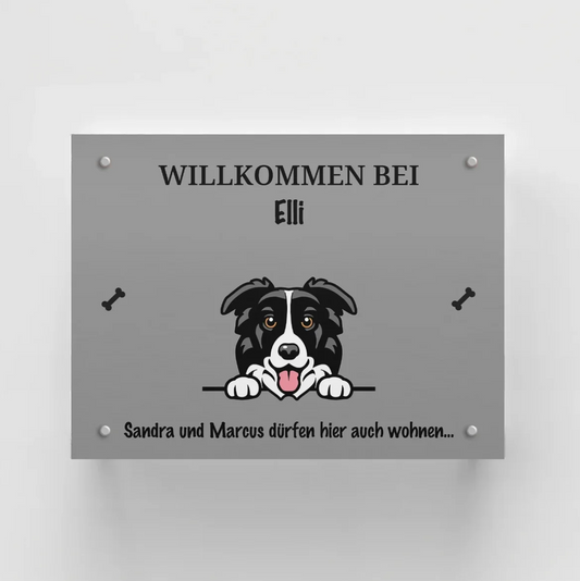 Cartel de puerta personalizable gris con motivo de perro, nombres y texto de bienvenida.