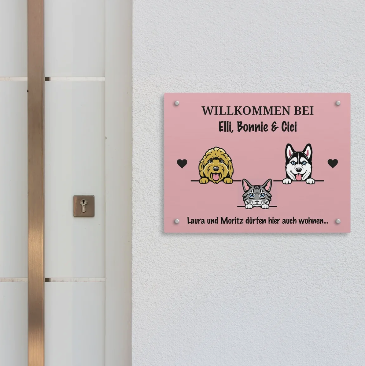 Cartel de puerta rosa personalizado con ilustraciones de mascotas y texto de bienvenida.