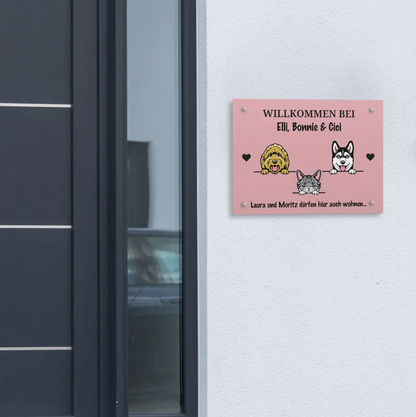 Cartel de puerta rosa personalizado con tres ilustraciones de mascotas y mensaje de bienvenida.