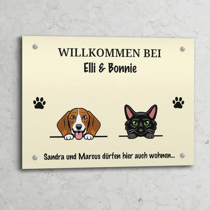 Cartel de puerta color crema personalizado con un beagle y un gato negro, con nombres y huellas.