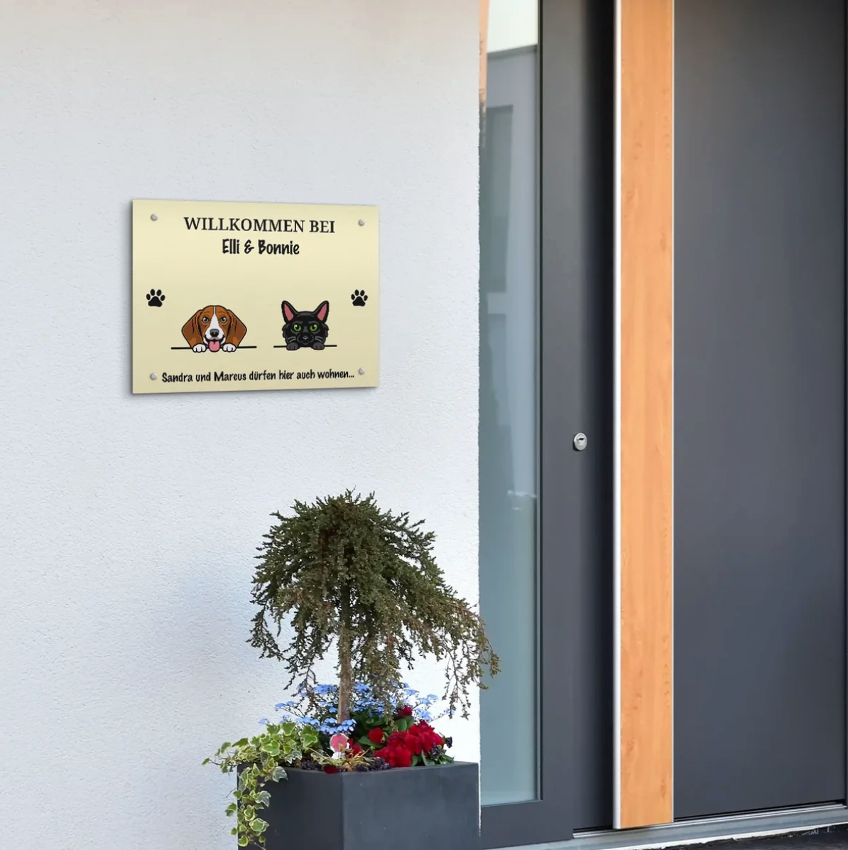Cartel de puerta color crema personalizado con perro y gato, saluda a las visitas con nombres.