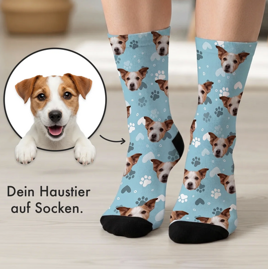 Calcetines coloridos con motivo de perro sobre fondo azul y pie negro. Personalizables con foto de mascota.