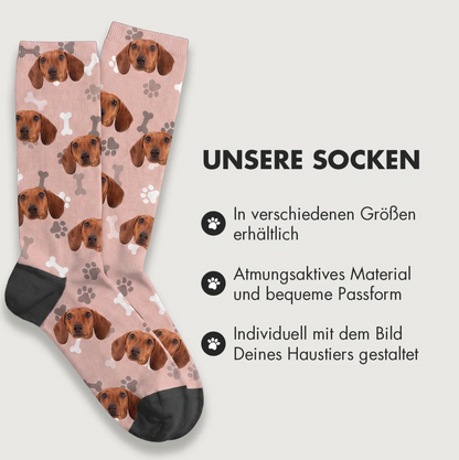 Calcetines personalizados con motivos de perros sobre fondo rosa y puño negro. Material transpirable.