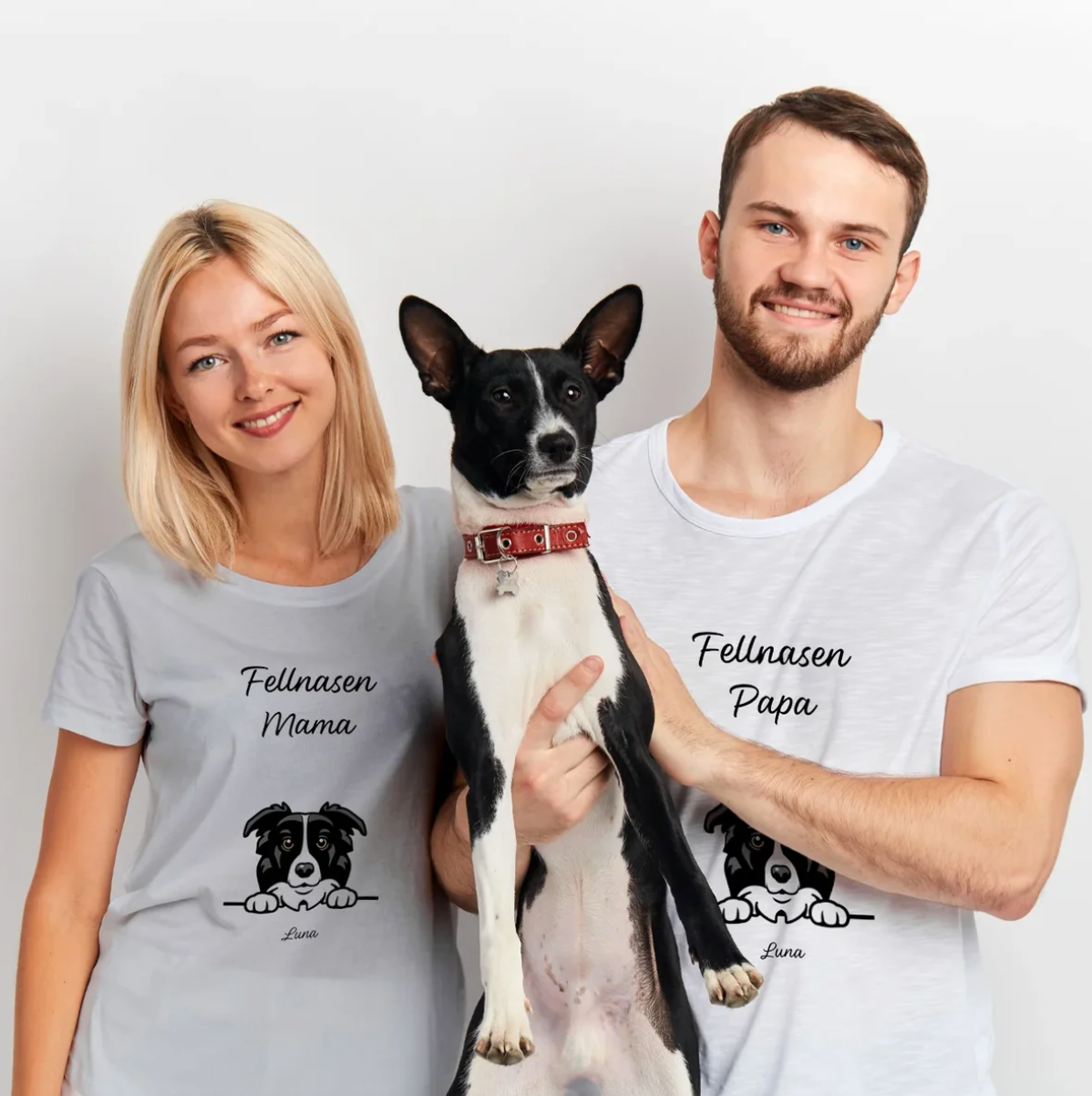 Pareja con camisetas personalizadas con los textos "Fellnasen Mama" y "Fellnasen Papa", sosteniendo una mascota.