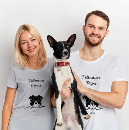 Pareja con camisetas personalizadas con los textos "Fellnasen Mama" y "Fellnasen Papa", sosteniendo una mascota.