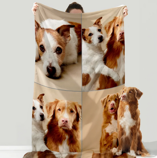 Manta para mascotas personalizada con fotos de dos perros sobre fondo beige.