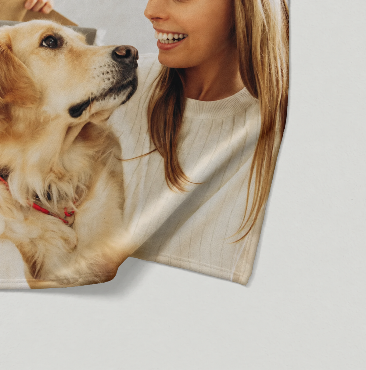 Manta para mascotas personalizada con foto de una mujer y un golden retriever, en tonos suaves.