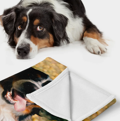 Manta para mascotas personalizada con motivo de perro impreso y forro blanco suave.