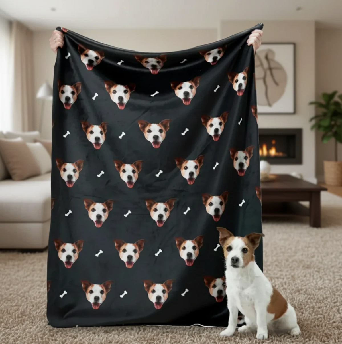 Manta personalizada con cabezas de mascotas sobre fondo negro, sostenida por una persona con un perro en primer plano.