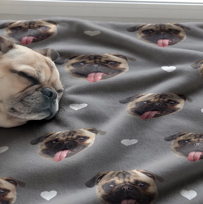 Manta gris estampada con cabezas de carlino y corazones, ideal para mascotas.