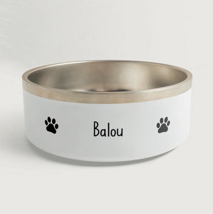 Comedero personalizado con borde plateado, el nombre "Balou" y huellas de patas negras.