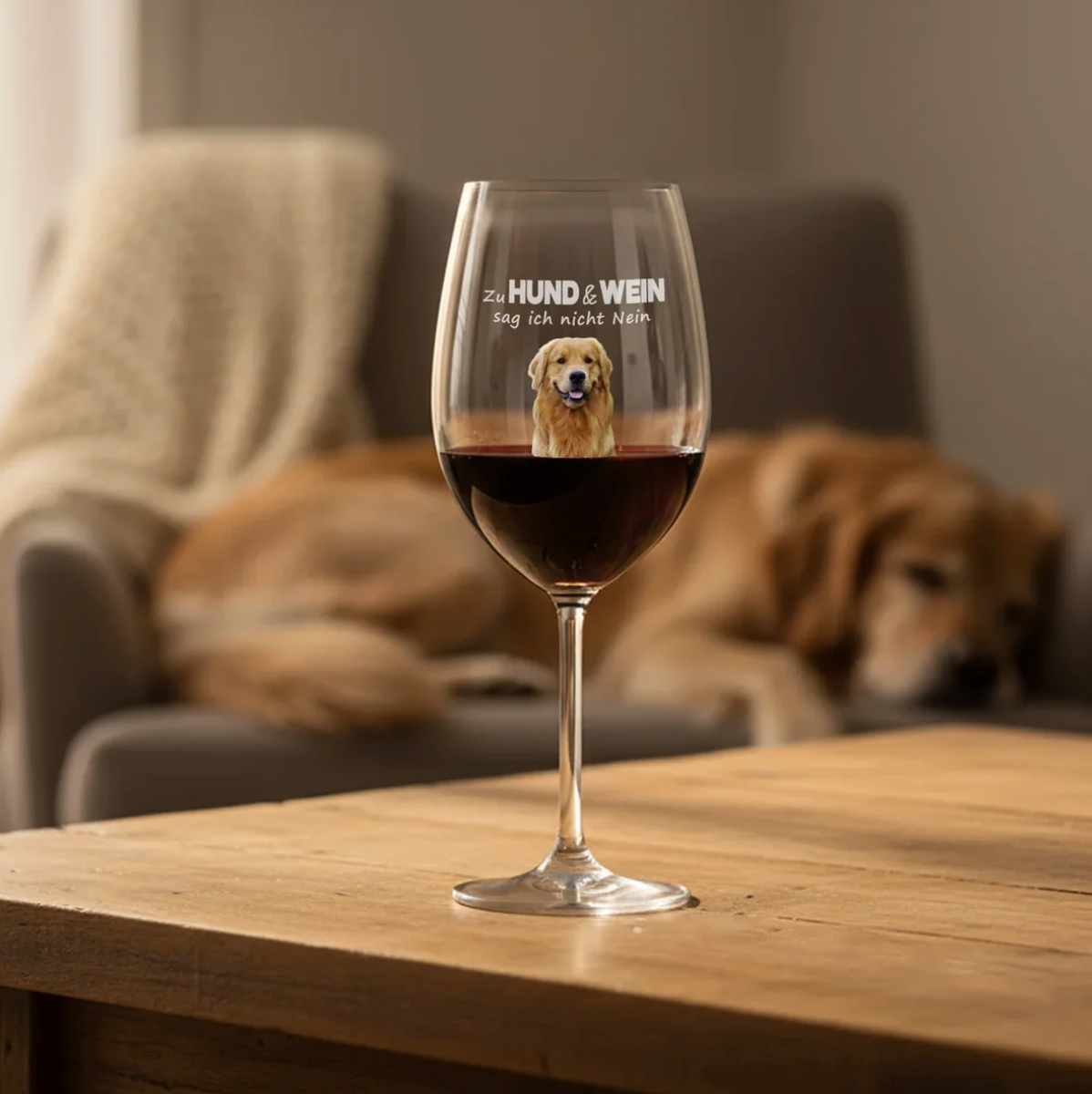 Copa de vino personalizada con motivo de perro y texto, llena de vino tinto sobre una mesa de madera.