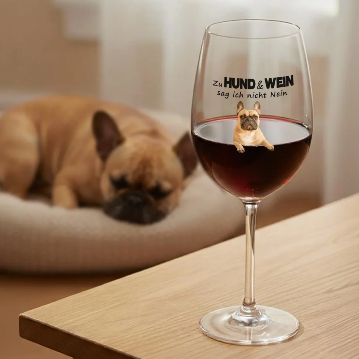 Copa de vino con el texto "Zu Hund & Wein sag ich nicht Nein", llena de vino tinto, con un perro en la copa.