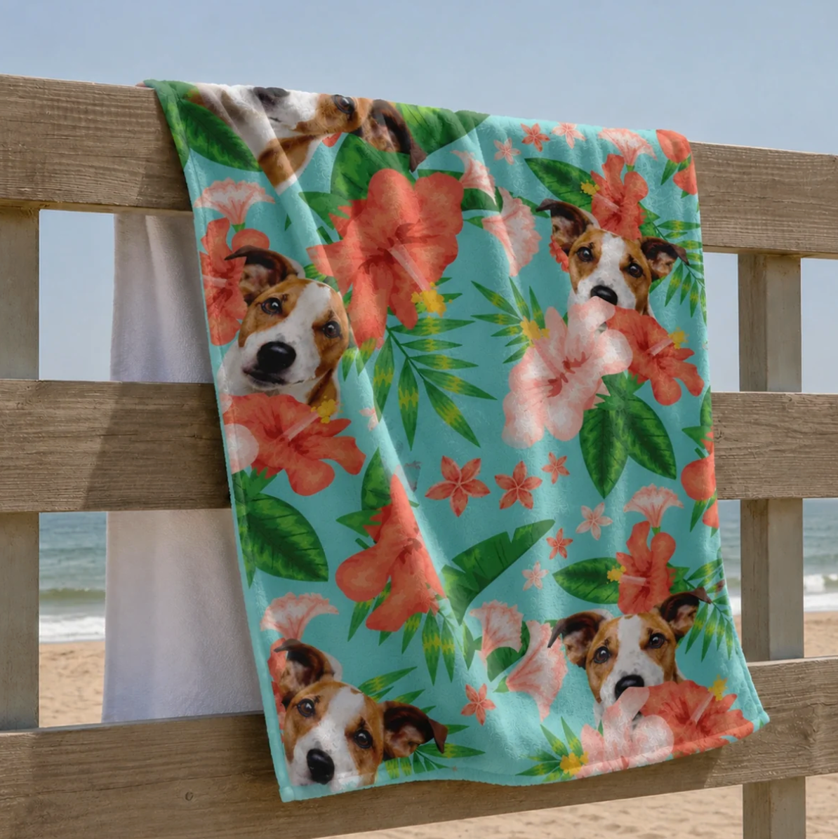 Toalla de playa personalizada con motivo de perro y flores de colores sobre fondo azul claro.