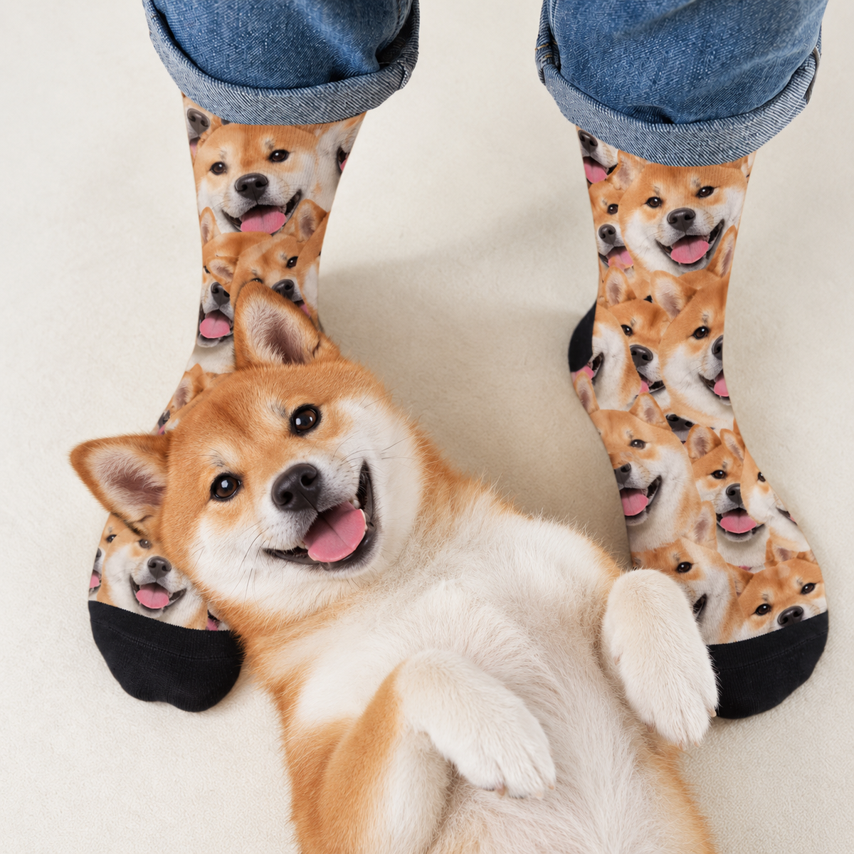 Calcetines personalizados con estampado fotográfico de perros sonrientes en marrón y negro. Un perro tumbado al lado.