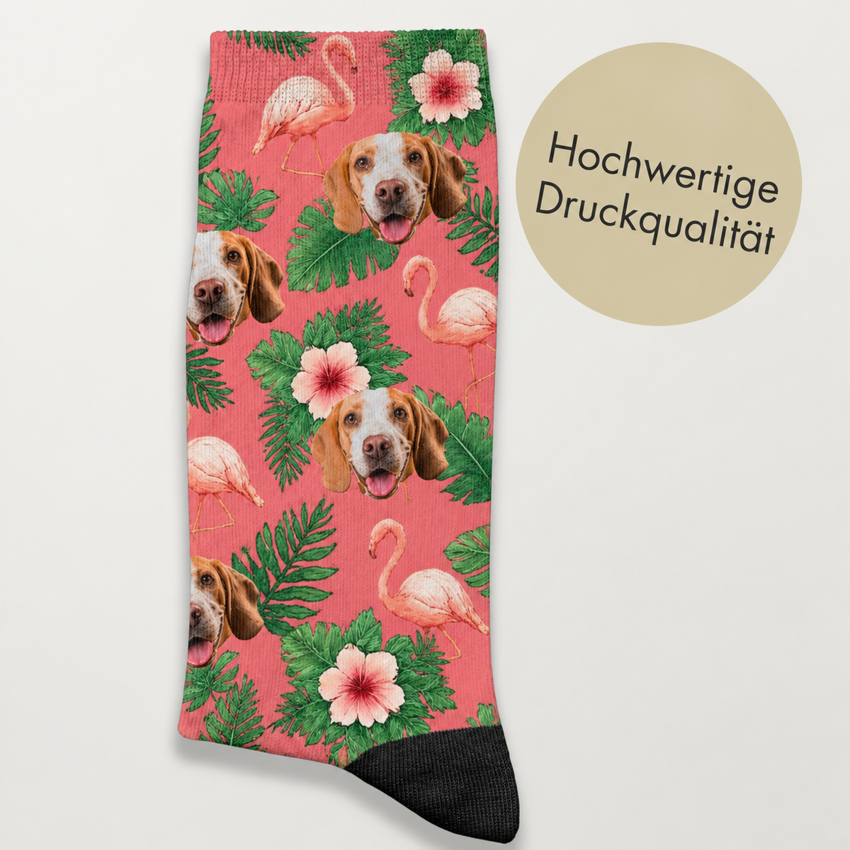Calcetines coral con caras de perros, flamencos y motivos de plantas tropicales. Impresión de alta calidad.